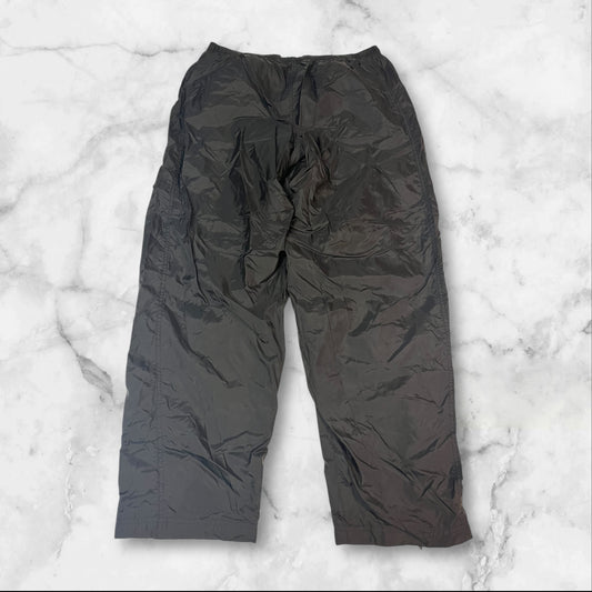 Entdecke unsere Vintage Track Pants von Nike und anderen Marken, erhältlich bei Valuxery.de - Dein Shop für trendige Vintage - Kleidung. Unsere Track Pants sind aus hochwertigen Materialien und
