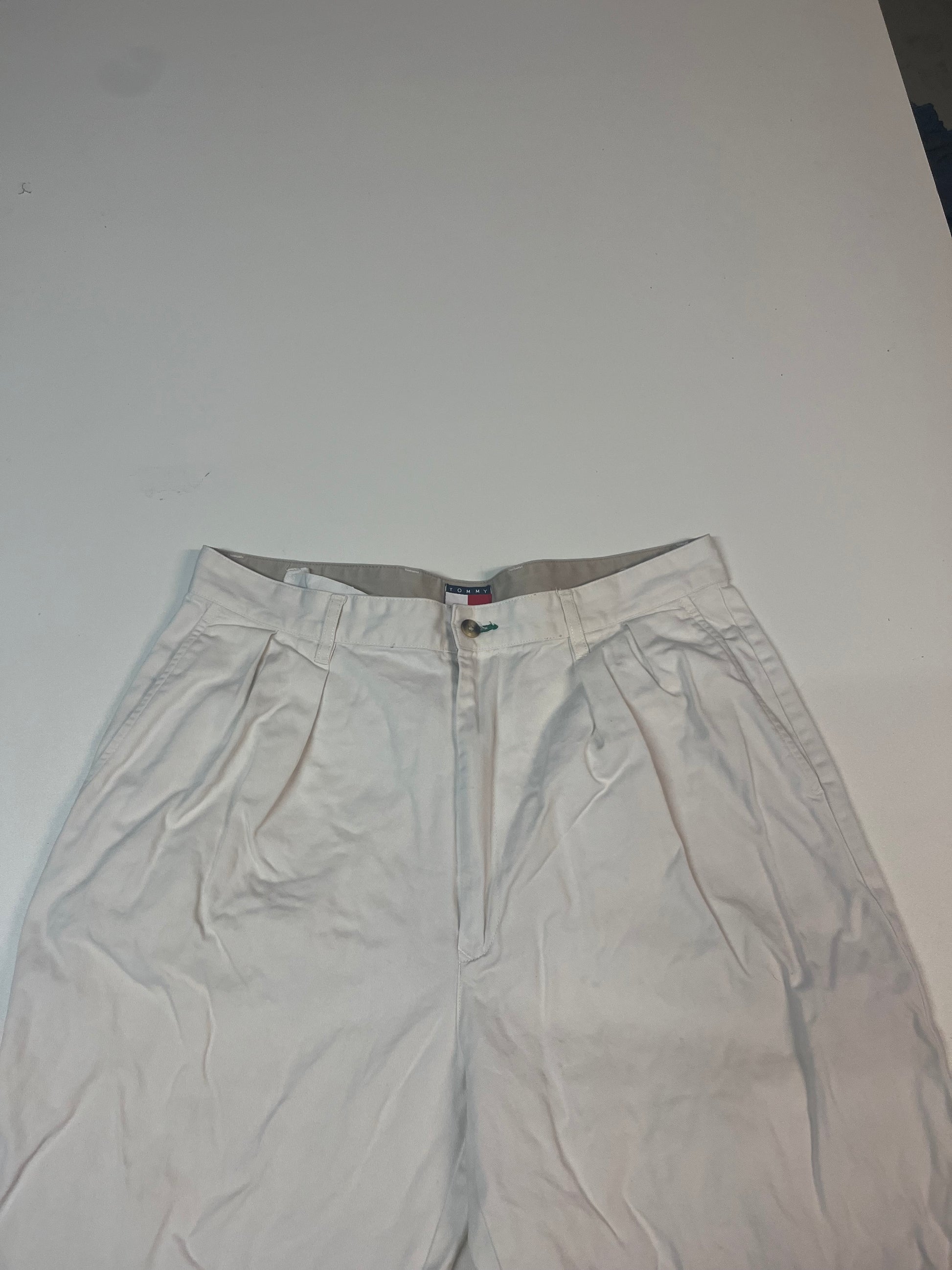 Entdecke unsere Vintage Track Pants von Nike und anderen Marken, erhältlich bei Valuxery.de - Dein Shop für trendige Vintage - Kleidung. Unsere Track Pants sind aus hochwertigen Materialien und