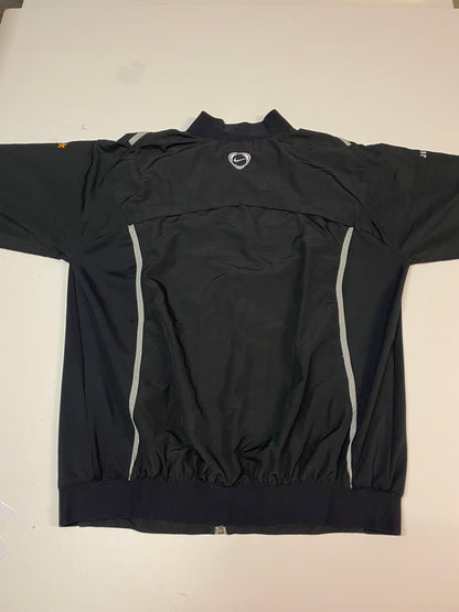 Entdecke unsere Vintage Track Pants von Nike und anderen Marken, erhältlich bei Valuxery.de - Dein Shop für trendige Vintage - Kleidung. Unsere Track Pants sind aus hochwertigen Materialien und