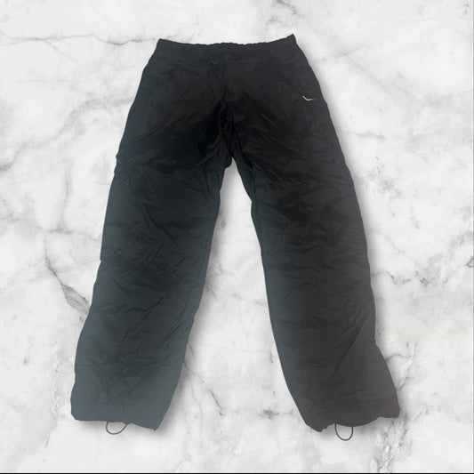Entdecke unsere Vintage Track Pants von Nike und anderen Marken, erhältlich bei Valuxery.de - Dein Shop für trendige Vintage - Kleidung. Unsere Track Pants sind aus hochwertigen Materialien und