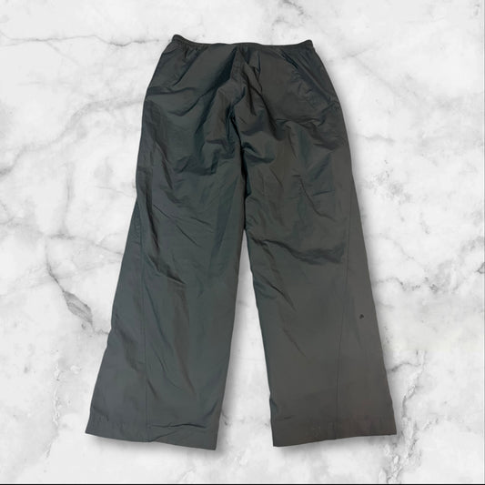 Entdecke unsere Vintage Track Pants von Nike und anderen Marken, erhältlich bei Valuxery.de - Dein Shop für trendige Vintage - Kleidung. Unsere Track Pants sind aus hochwertigen Materialien und