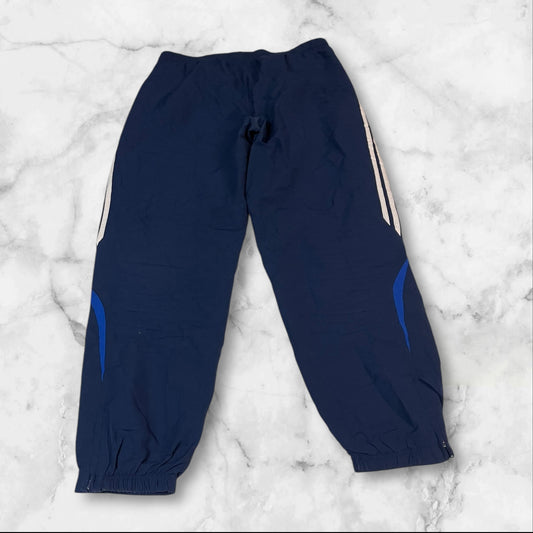 Entdecke unsere Vintage Track Pants von Nike und anderen Marken, erhältlich bei Valuxery.de - Dein Shop für trendige Vintage - Kleidung. Unsere Track Pants sind aus hochwertigen Materialien und