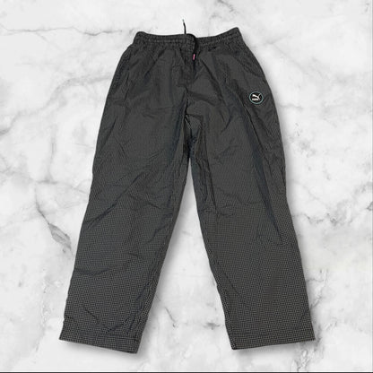 Entdecke unsere Vintage Track Pants von Nike und anderen Marken, erhältlich bei Valuxery.de - Dein Shop für trendige Vintage - Kleidung. Unsere Track Pants sind aus hochwertigen Materialien und