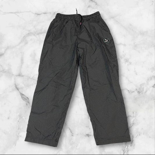 Entdecke unsere Vintage Track Pants von Nike und anderen Marken, erhältlich bei Valuxery.de - Dein Shop für trendige Vintage - Kleidung. Unsere Track Pants sind aus hochwertigen Materialien und