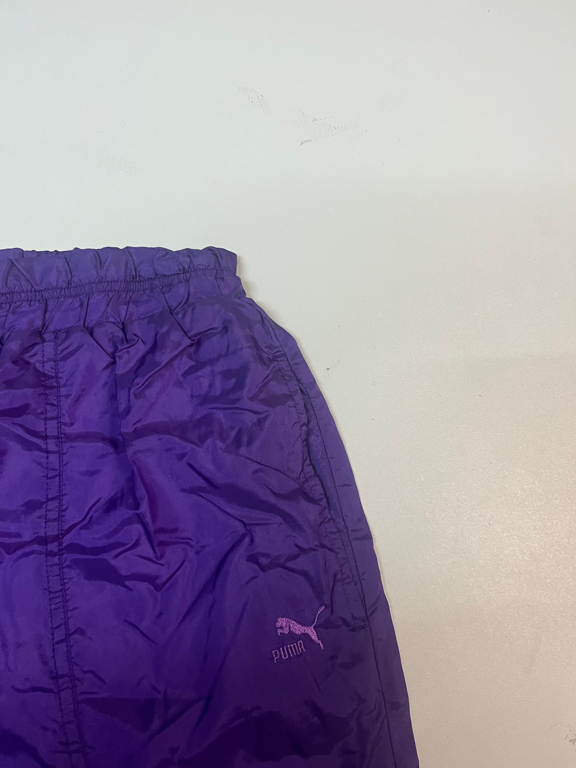 Entdecke unsere Vintage Track Pants von Nike und anderen Marken, erhältlich bei Valuxery.de - Dein Shop für trendige Vintage - Kleidung. Unsere Track Pants sind aus hochwertigen Materialien und