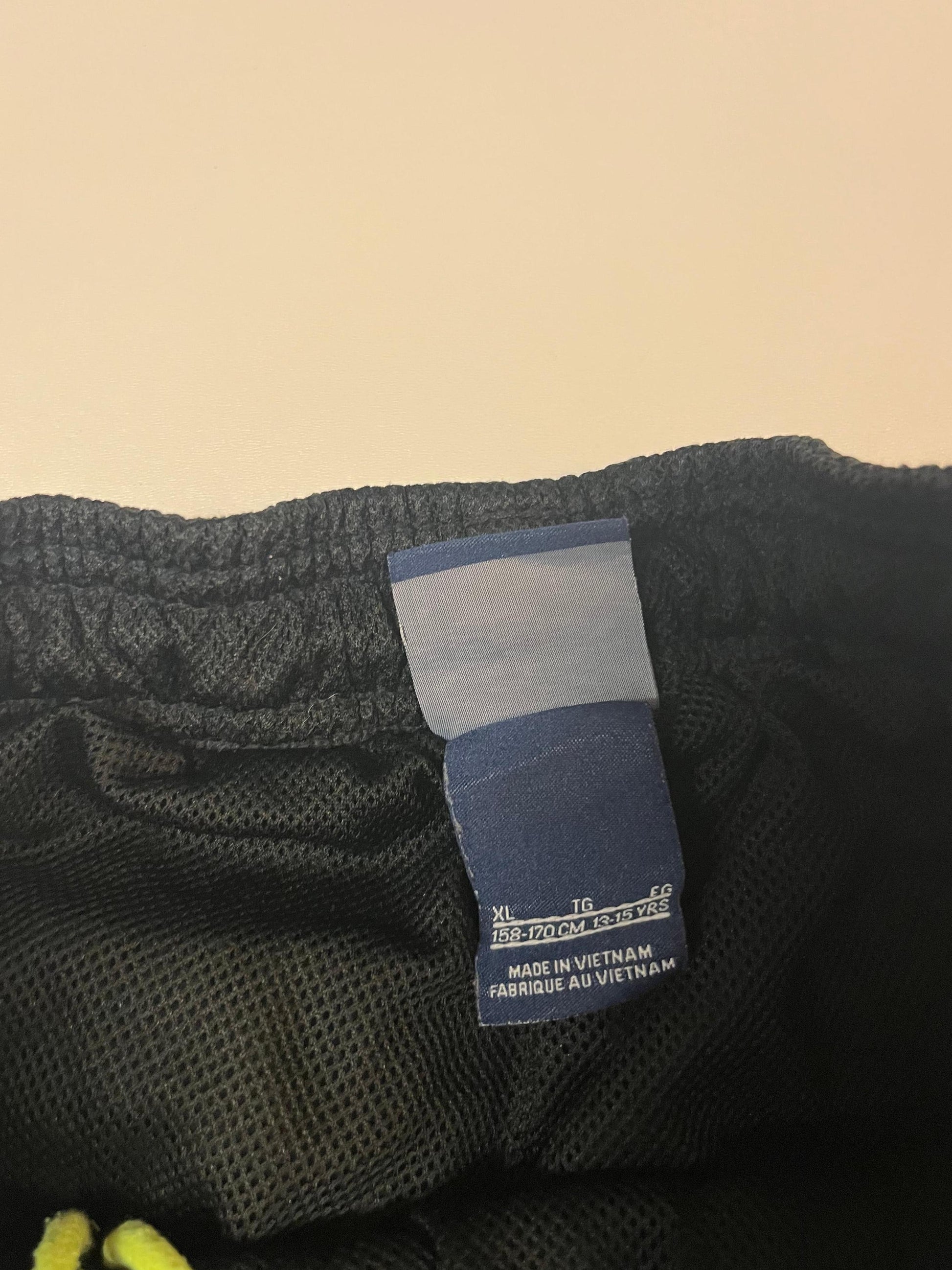 Entdecke unsere Vintage Track Pants von Nike und anderen Marken, erhältlich bei Valuxery.de - Dein Shop für trendige Vintage - Kleidung. Unsere Track Pants sind aus hochwertigen Materialien und