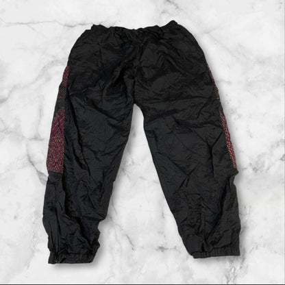 Entdecke unsere Vintage Track Pants von Nike und anderen Marken, erhältlich bei Valuxery.de - Dein Shop für trendige Vintage - Kleidung. Unsere Track Pants sind aus hochwertigen Materialien und