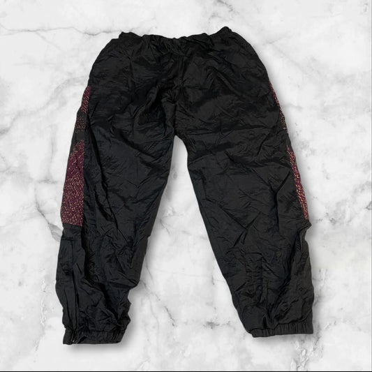 Entdecke unsere Vintage Track Pants von Nike und anderen Marken, erhältlich bei Valuxery.de - Dein Shop für trendige Vintage - Kleidung. Unsere Track Pants sind aus hochwertigen Materialien und