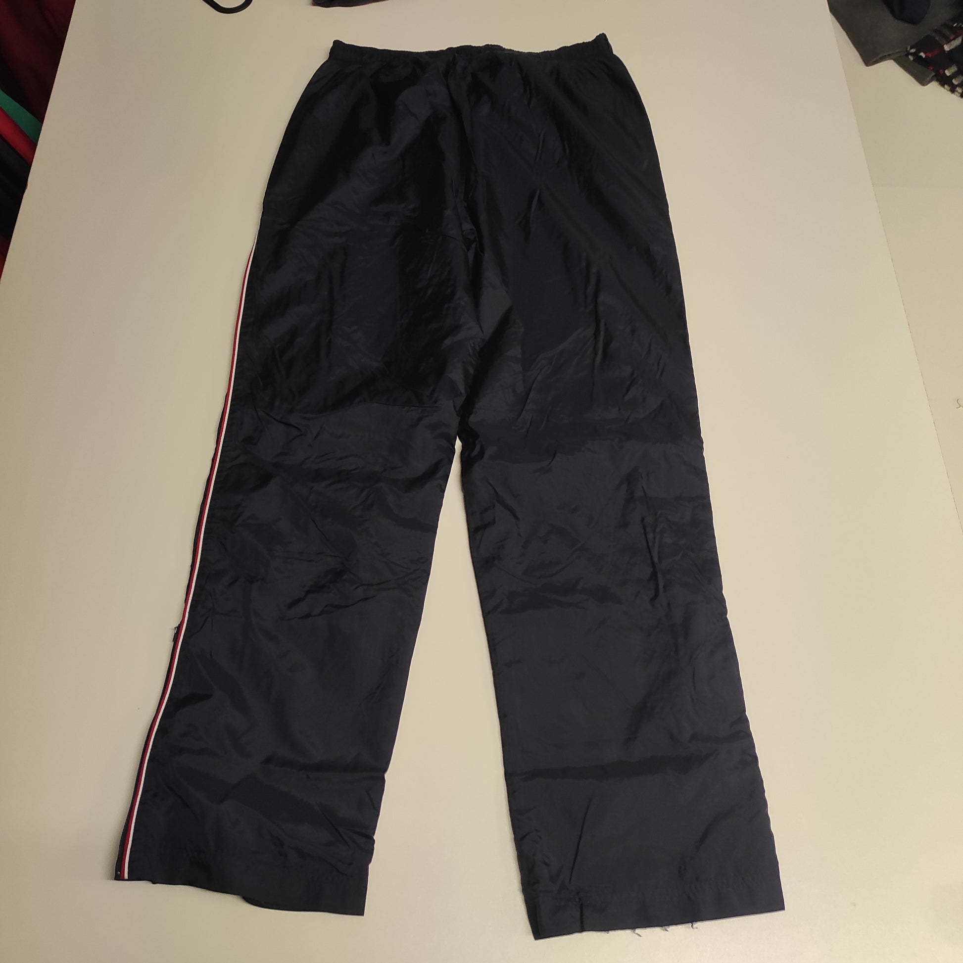 Entdecke unsere Vintage Track Pants von Nike und anderen Marken, erhältlich bei Valuxery.de - Dein Shop für trendige Vintage - Kleidung. Unsere Track Pants sind aus hochwertigen Materialien und