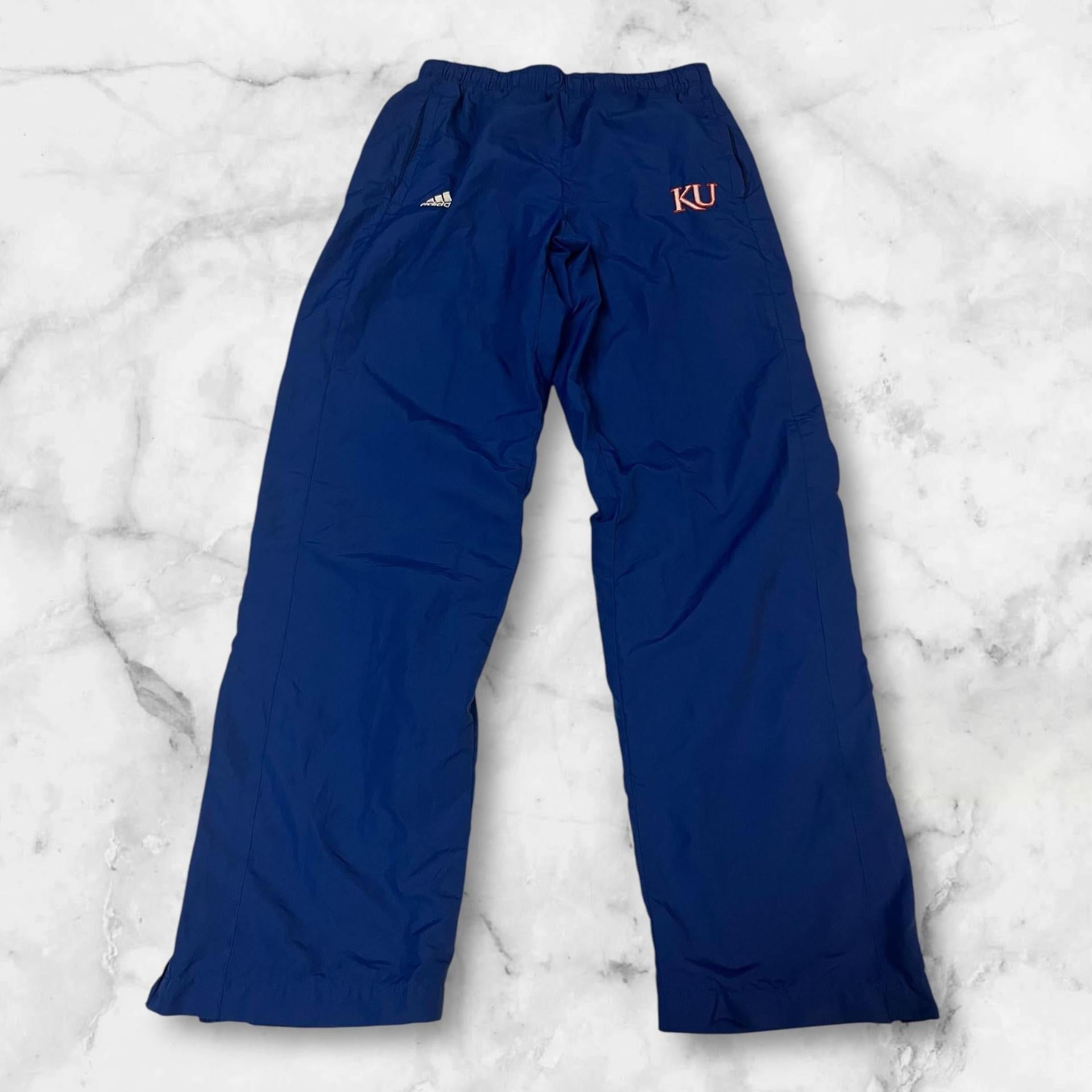 Entdecke unsere Vintage Track Pants von Nike und anderen Marken, erhältlich bei Valuxery.de - Dein Shop für trendige Vintage - Kleidung. Unsere Track Pants sind aus hochwertigen Materialien und