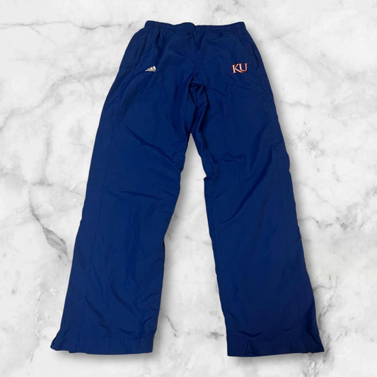 Entdecke unsere Vintage Track Pants von Nike und anderen Marken, erhältlich bei Valuxery.de - Dein Shop für trendige Vintage - Kleidung. Unsere Track Pants sind aus hochwertigen Materialien und
