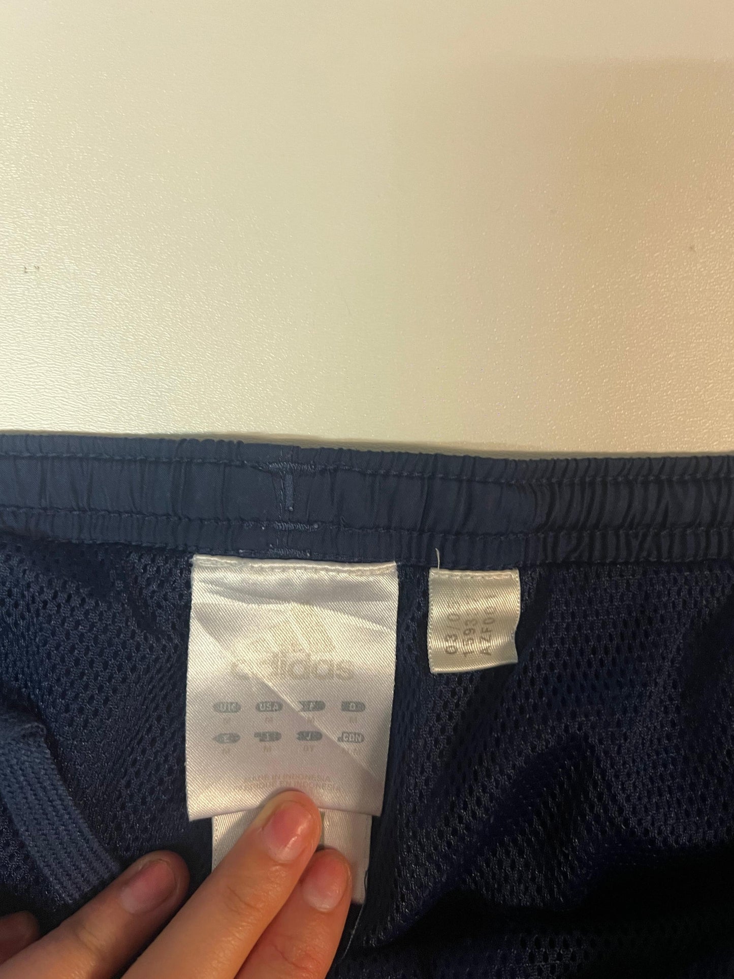 Entdecke unsere Vintage Track Pants von Nike und anderen Marken, erhältlich bei Valuxery.de - Dein Shop für trendige Vintage - Kleidung. Unsere Track Pants sind aus hochwertigen Materialien und