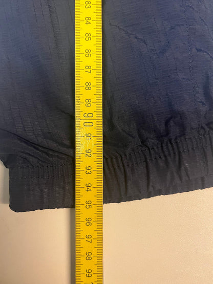 Entdecke unsere Vintage Track Pants von Nike und anderen Marken, erhältlich bei Valuxery.de - Dein Shop für trendige Vintage - Kleidung. Unsere Track Pants sind aus hochwertigen Materialien und