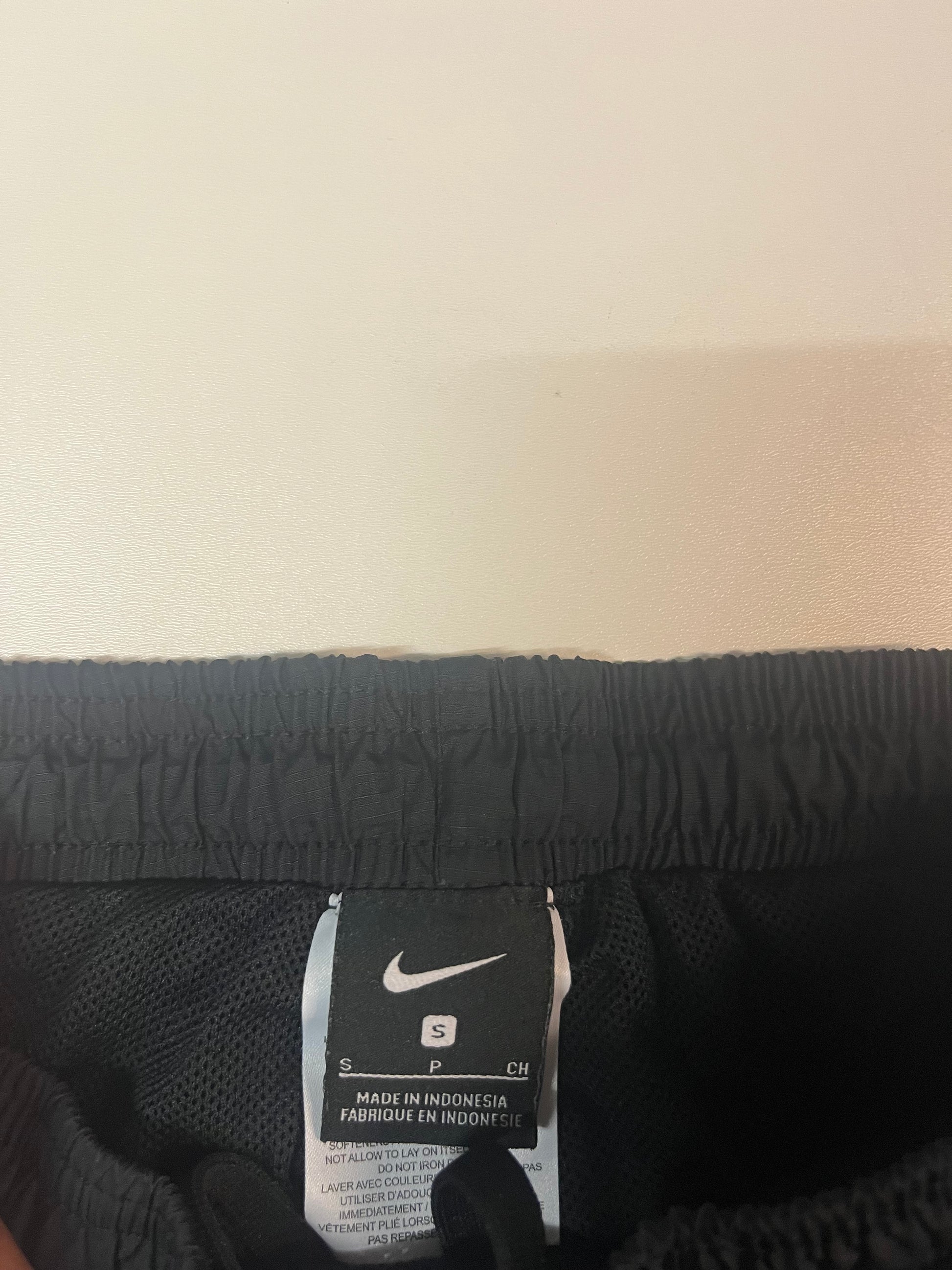 Entdecke unsere Vintage Track Pants von Nike und anderen Marken, erhältlich bei Valuxery.de - Dein Shop für trendige Vintage - Kleidung. Unsere Track Pants sind aus hochwertigen Materialien und