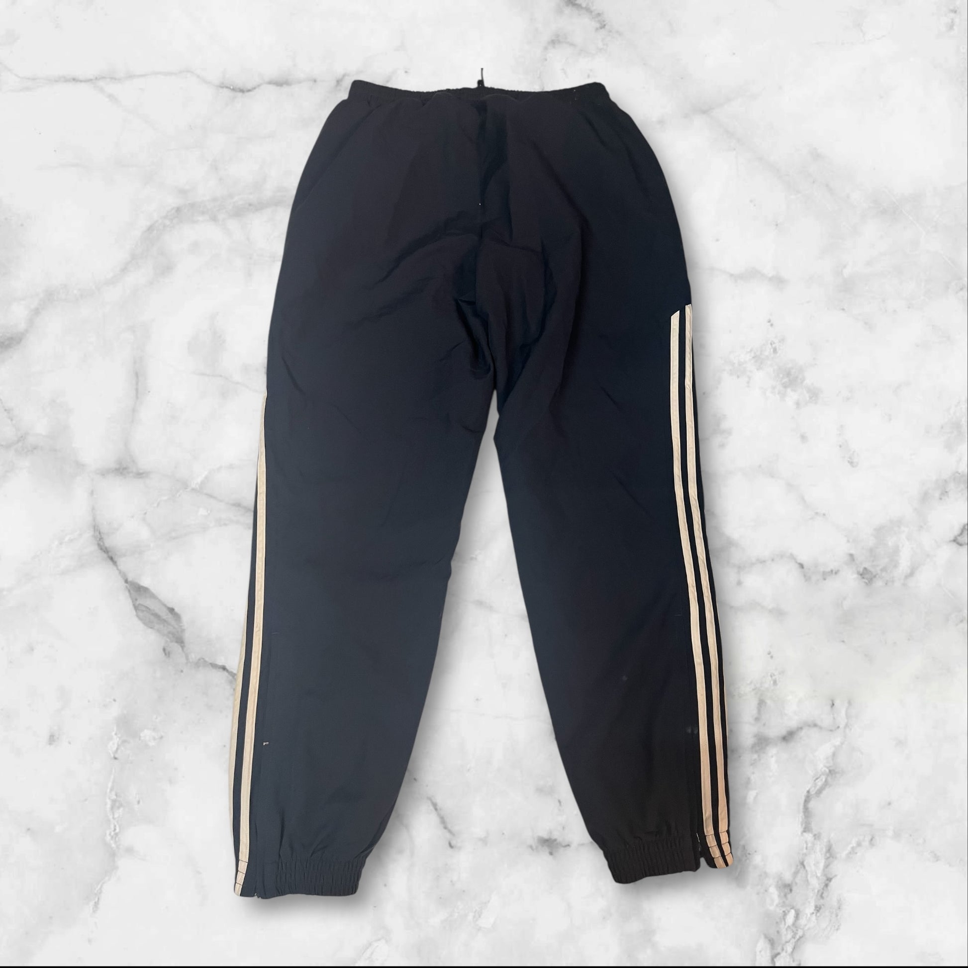 Entdecke unsere Vintage Track Pants von Nike und anderen Marken, erhältlich bei Valuxery.de - Dein Shop für trendige Vintage - Kleidung. Unsere Track Pants sind aus hochwertigen Materialien und