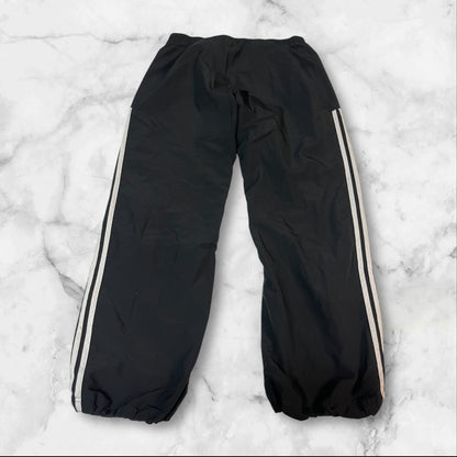 Entdecke unsere Vintage Track Pants von Nike und anderen Marken, erhältlich bei Valuxery.de - Dein Shop für trendige Vintage - Kleidung. Unsere Track Pants sind aus hochwertigen Materialien und