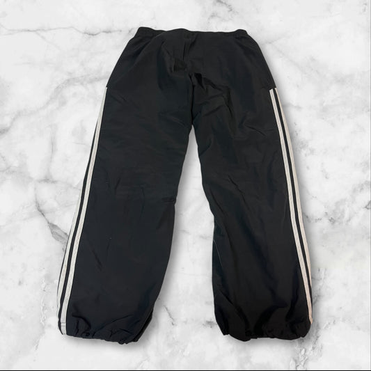 Entdecke unsere Vintage Track Pants von Nike und anderen Marken, erhältlich bei Valuxery.de - Dein Shop für trendige Vintage - Kleidung. Unsere Track Pants sind aus hochwertigen Materialien und