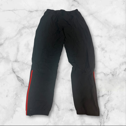 Entdecke unsere Vintage Track Pants von Nike und anderen Marken, erhältlich bei Valuxery.de - Dein Shop für trendige Vintage - Kleidung. Unsere Track Pants sind aus hochwertigen Materialien und