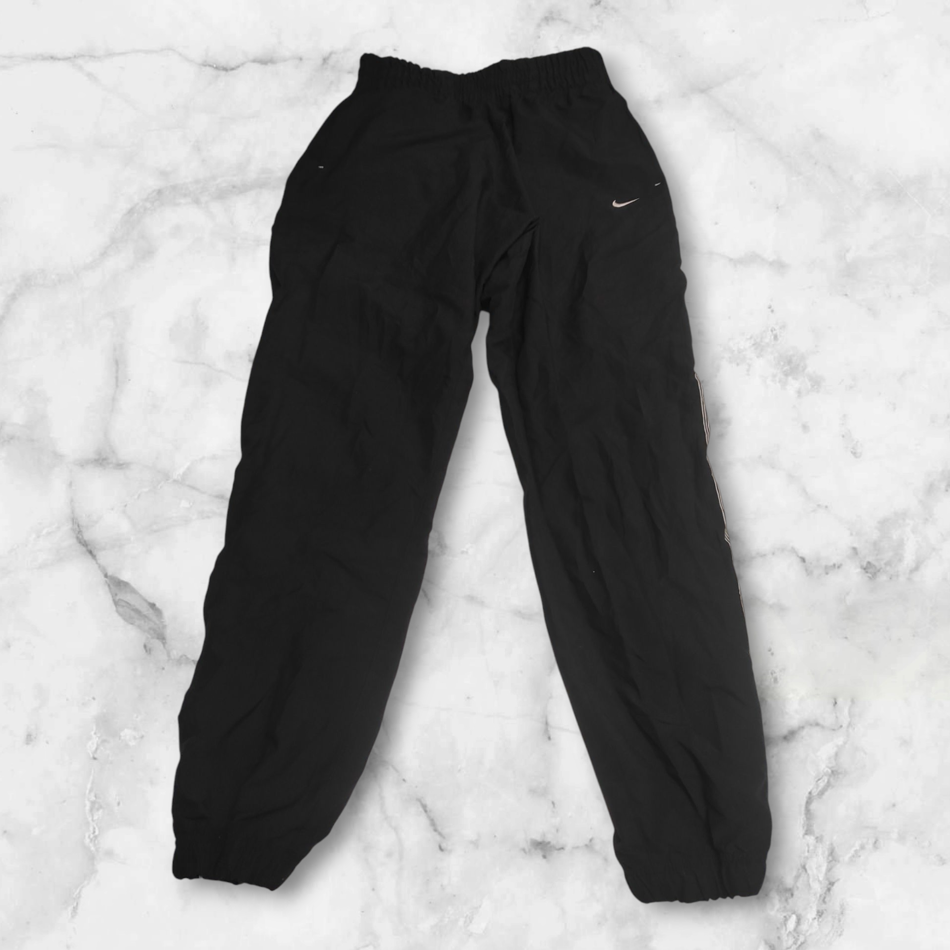 Entdecke unsere Vintage Track Pants von Nike und anderen Marken, erhältlich bei Valuxery.de - Dein Shop für trendige Vintage - Kleidung. Unsere Track Pants sind aus hochwertigen Materialien und