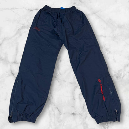 Entdecke unsere Vintage Track Pants von Nike und anderen Marken, erhältlich bei Valuxery.de - Dein Shop für trendige Vintage - Kleidung. Unsere Track Pants sind aus hochwertigen Materialien und