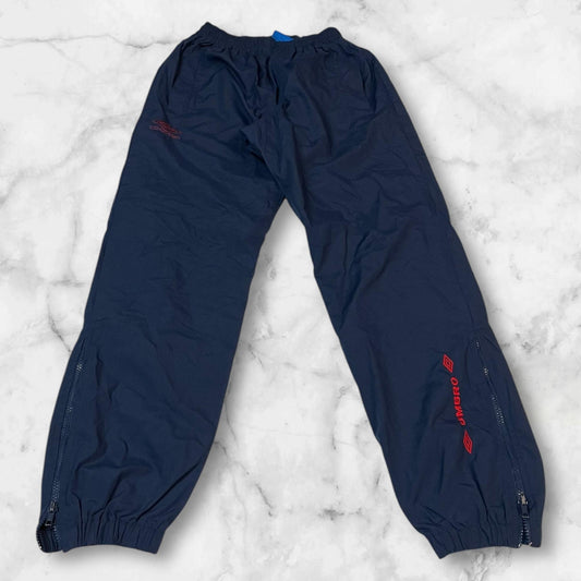 Entdecke unsere Vintage Track Pants von Nike und anderen Marken, erhältlich bei Valuxery.de - Dein Shop für trendige Vintage - Kleidung. Unsere Track Pants sind aus hochwertigen Materialien und