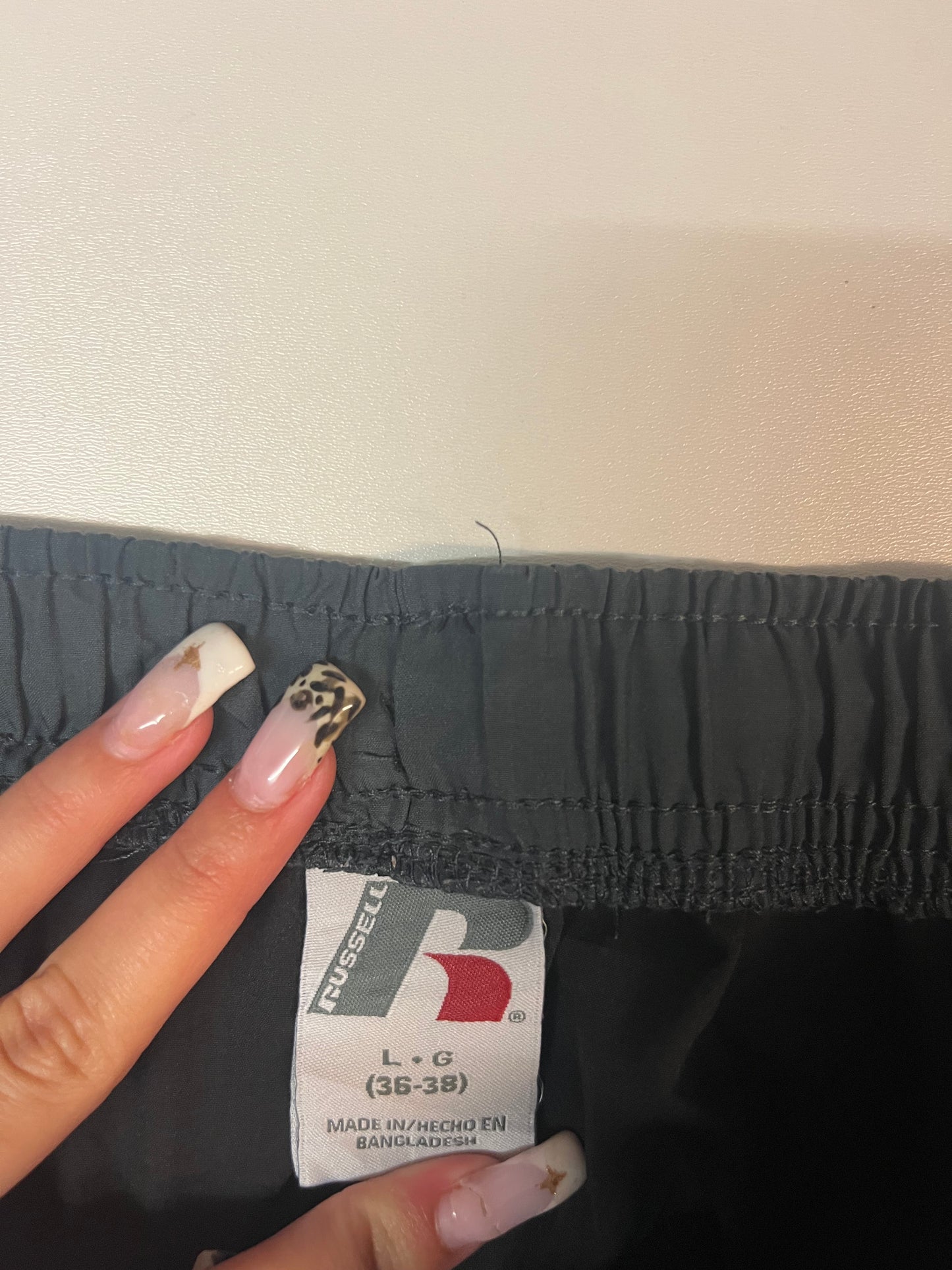 Entdecke unsere Vintage Track Pants von Nike und anderen Marken, erhältlich bei Valuxery.de - Dein Shop für trendige Vintage - Kleidung. Unsere Track Pants sind aus hochwertigen Materialien und