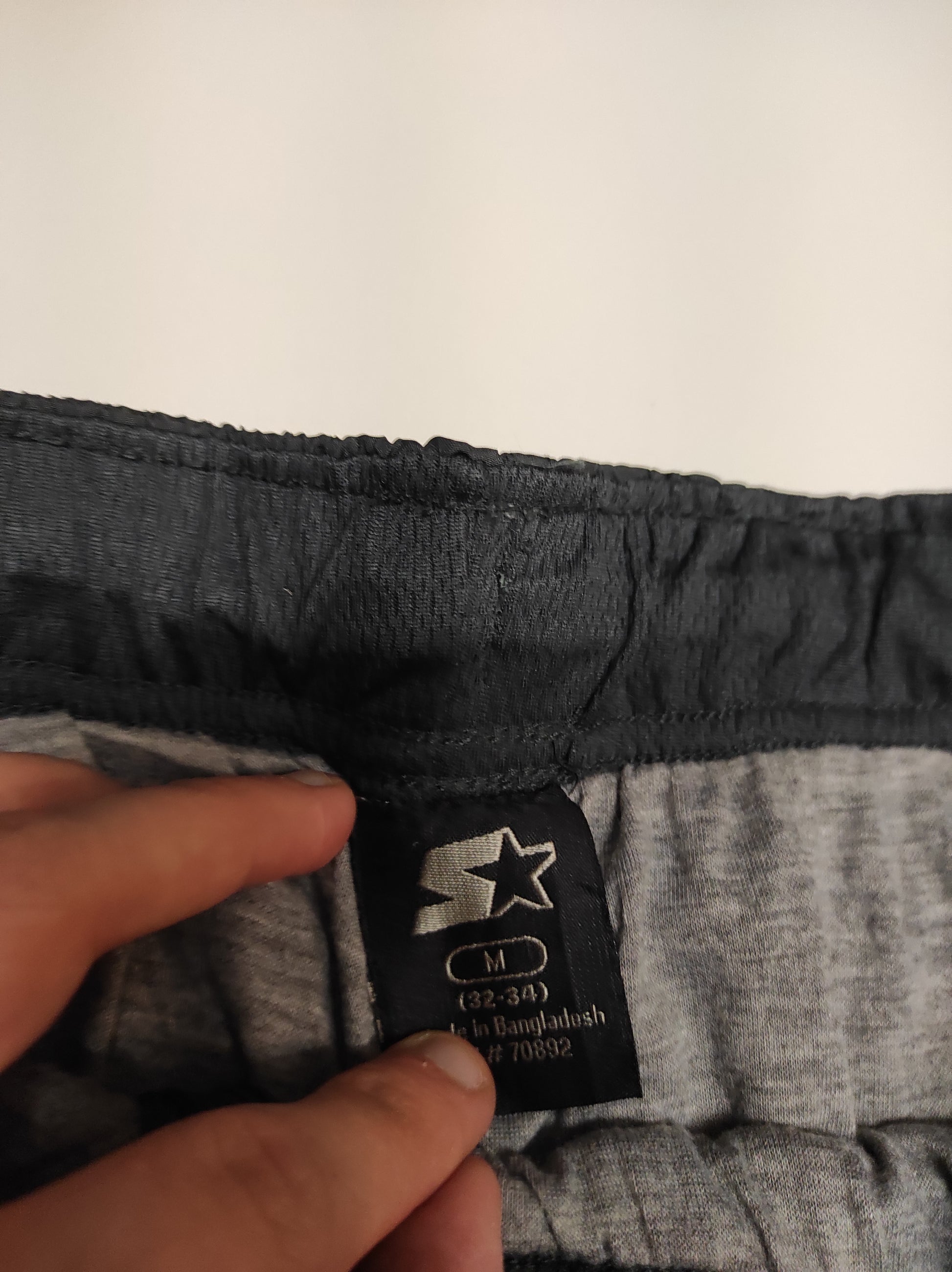 Entdecke unsere Vintage Track Pants von Nike und anderen Marken, erhältlich bei Valuxery.de - Dein Shop für trendige Vintage - Kleidung. Unsere Track Pants sind aus hochwertigen Materialien und