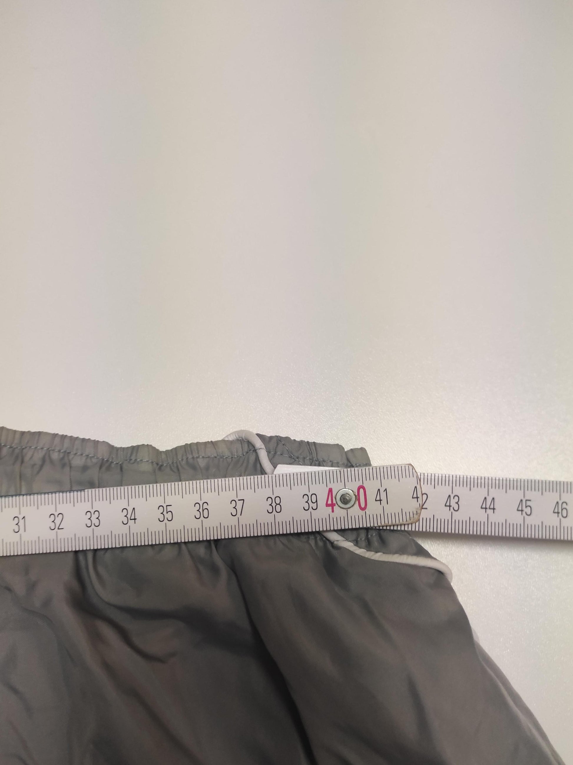 Entdecke unsere Vintage Track Pants von Nike und anderen Marken, erhältlich bei Valuxery.de - Dein Shop für trendige Vintage - Kleidung. Unsere Track Pants sind aus hochwertigen Materialien und