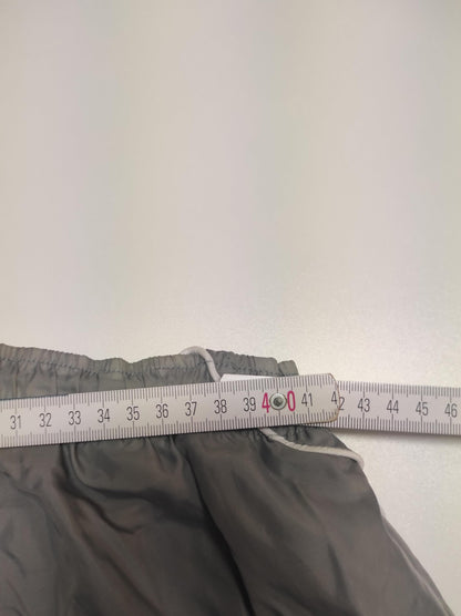Entdecke unsere Vintage Track Pants von Nike und anderen Marken, erhältlich bei Valuxery.de - Dein Shop für trendige Vintage - Kleidung. Unsere Track Pants sind aus hochwertigen Materialien und