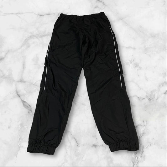 Entdecke unsere Vintage Track Pants von Nike und anderen Marken, erhältlich bei Valuxery.de - Dein Shop für trendige Vintage - Kleidung. Unsere Track Pants sind aus hochwertigen Materialien und
