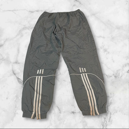 Entdecke unsere Vintage Track Pants von Nike und anderen Marken, erhältlich bei Valuxery.de - Dein Shop für trendige Vintage - Kleidung. Unsere Track Pants sind aus hochwertigen Materialien und