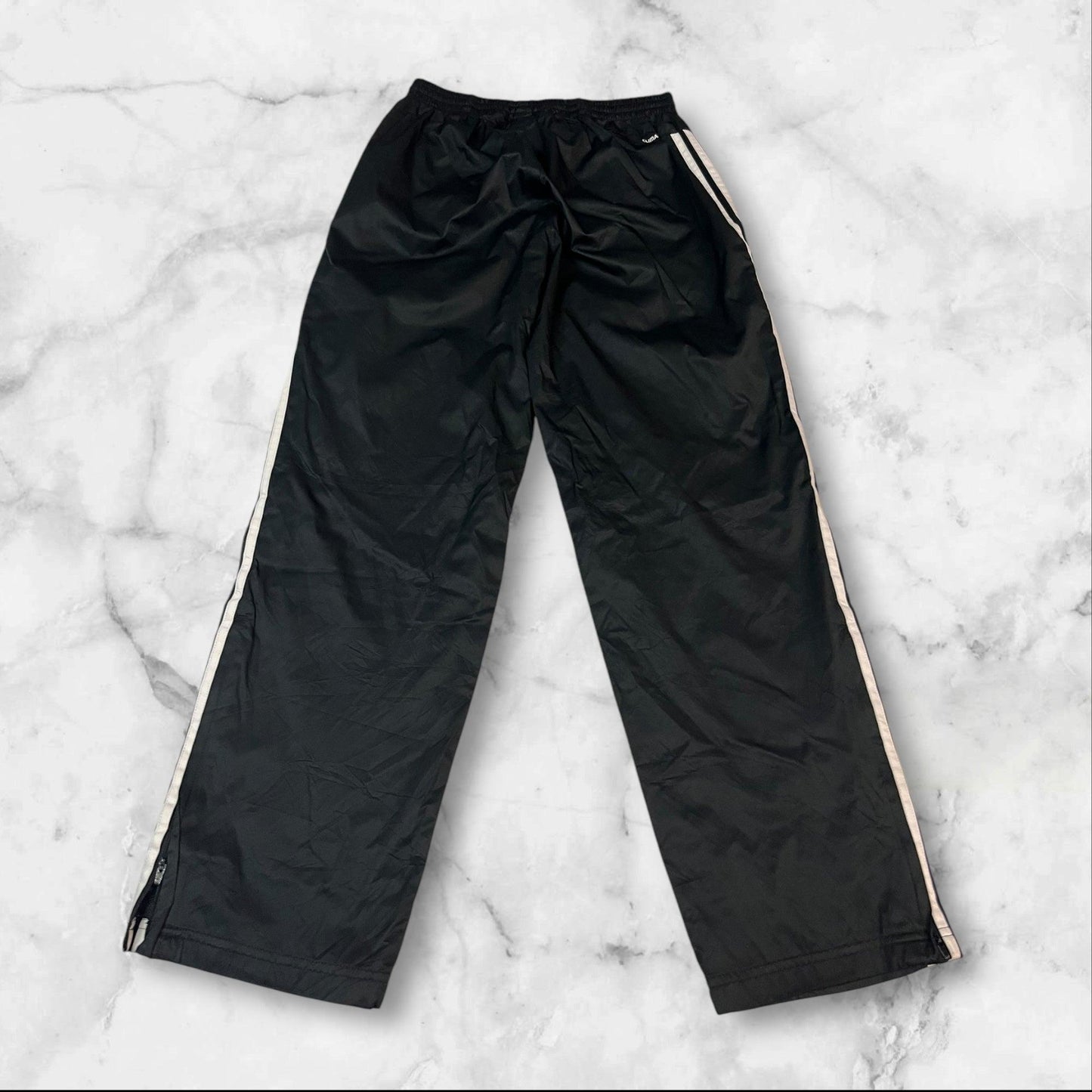 Entdecke unsere Vintage Track Pants von Nike und anderen Marken, erhältlich bei Valuxery.de - Dein Shop für trendige Vintage - Kleidung. Unsere Track Pants sind aus hochwertigen Materialien und