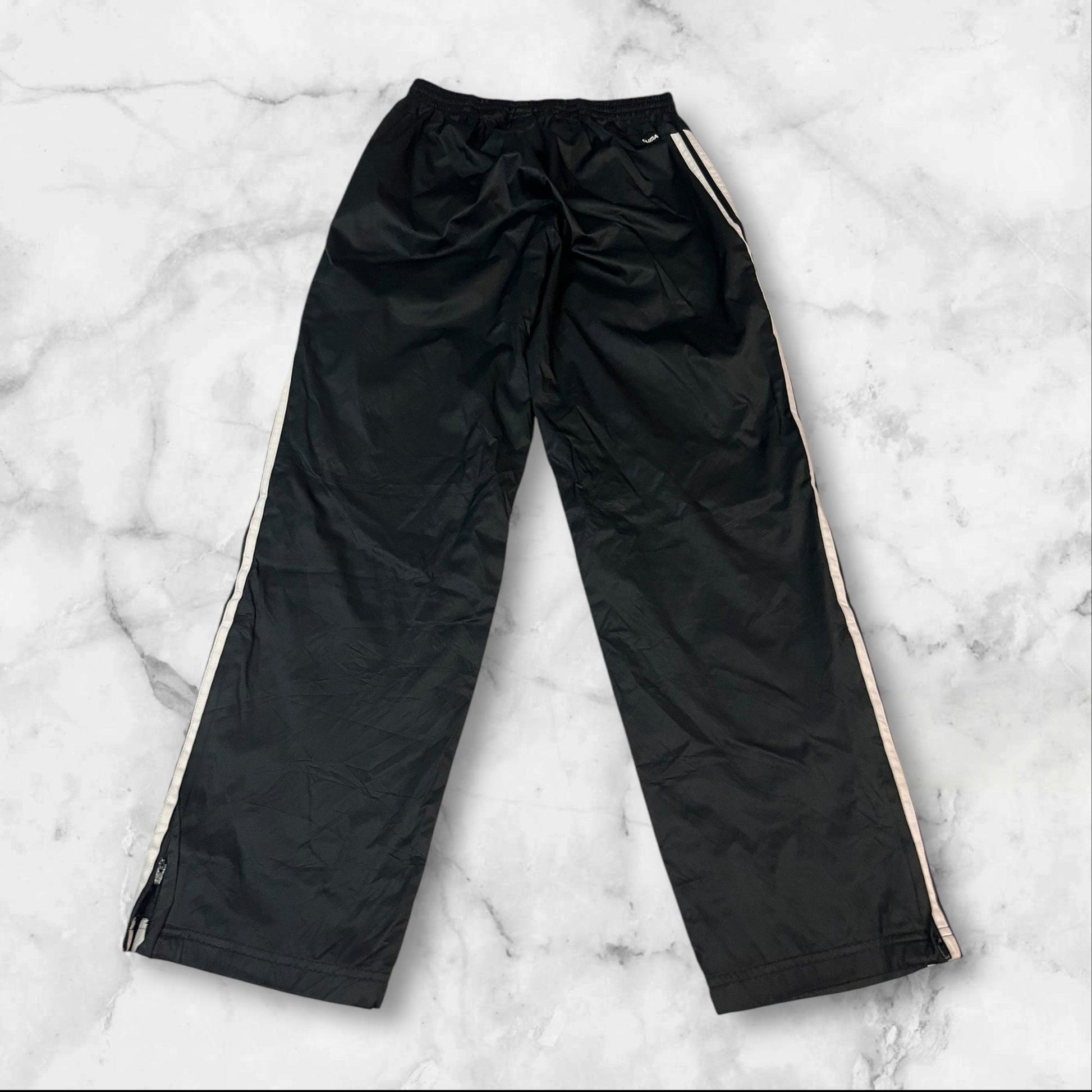 Entdecke unsere Vintage Track Pants von Nike und anderen Marken, erhältlich bei Valuxery.de - Dein Shop für trendige Vintage - Kleidung. Unsere Track Pants sind aus hochwertigen Materialien und