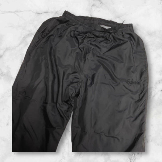Entdecke unsere Vintage Track Pants von Nike und anderen Marken, erhältlich bei Valuxery.de - Dein Shop für trendige Vintage - Kleidung. Unsere Track Pants sind aus hochwertigen Materialien und