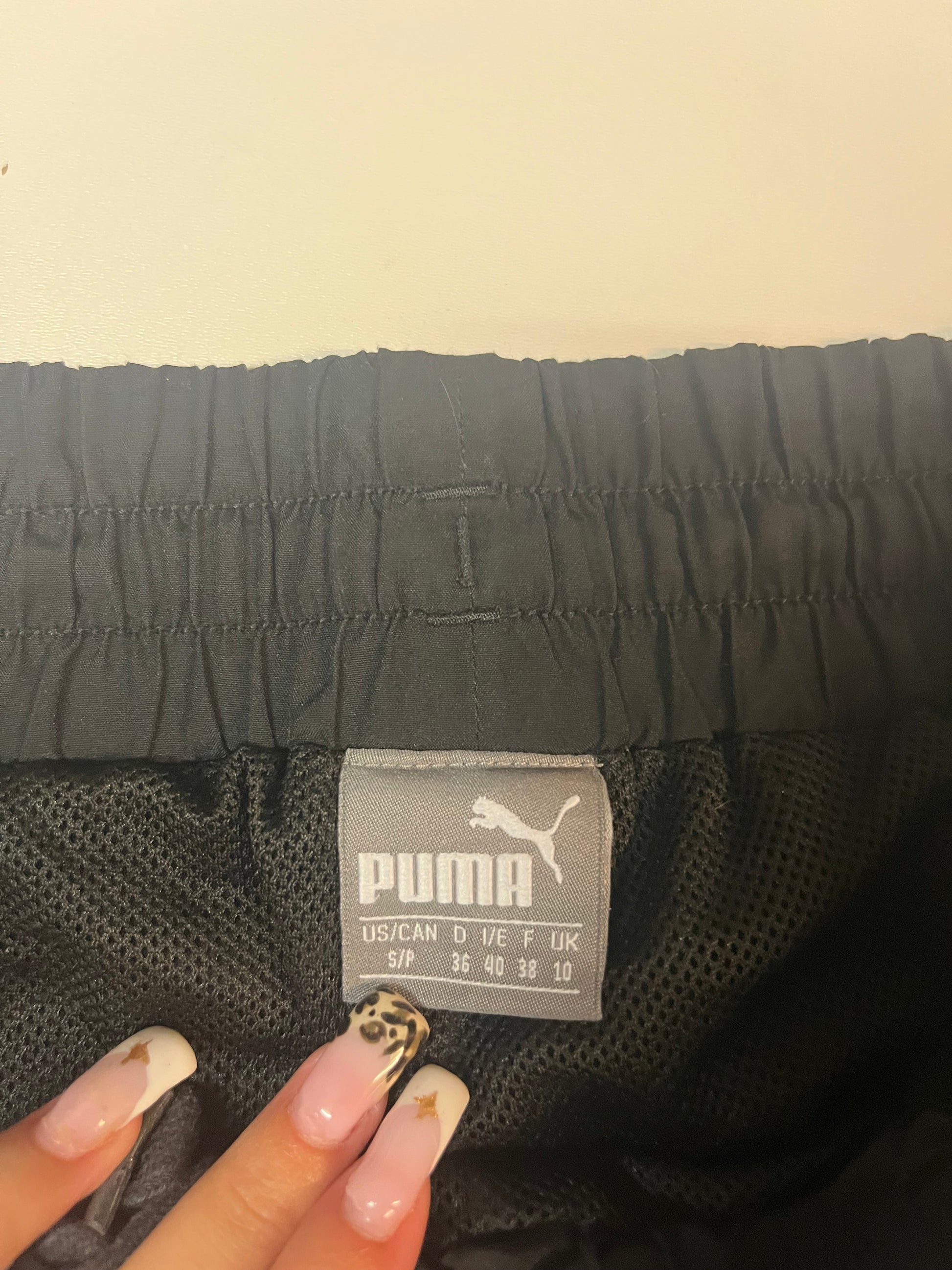 Entdecke unsere Vintage Track Pants von Nike und anderen Marken, erhältlich bei Valuxery.de - Dein Shop für trendige Vintage - Kleidung. Unsere Track Pants sind aus hochwertigen Materialien und