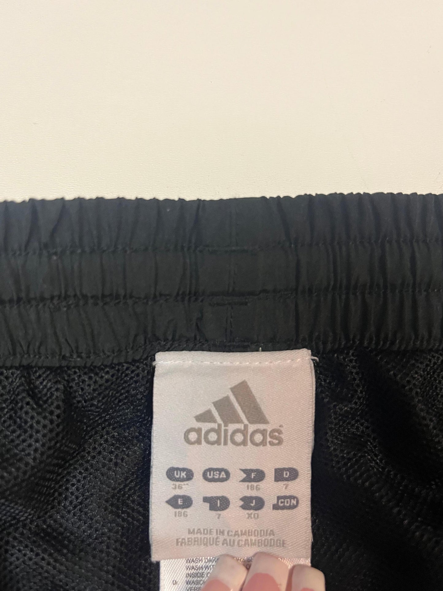 Entdecke unsere Vintage Track Pants von Nike und anderen Marken, erhältlich bei Valuxery.de - Dein Shop für trendige Vintage - Kleidung. Unsere Track Pants sind aus hochwertigen Materialien und