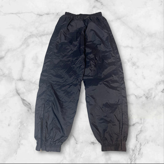 Entdecke unsere Vintage Track Pants von Nike und anderen Marken, erhältlich bei Valuxery.de - Dein Shop für trendige Vintage - Kleidung. Unsere Track Pants sind aus hochwertigen Materialien und