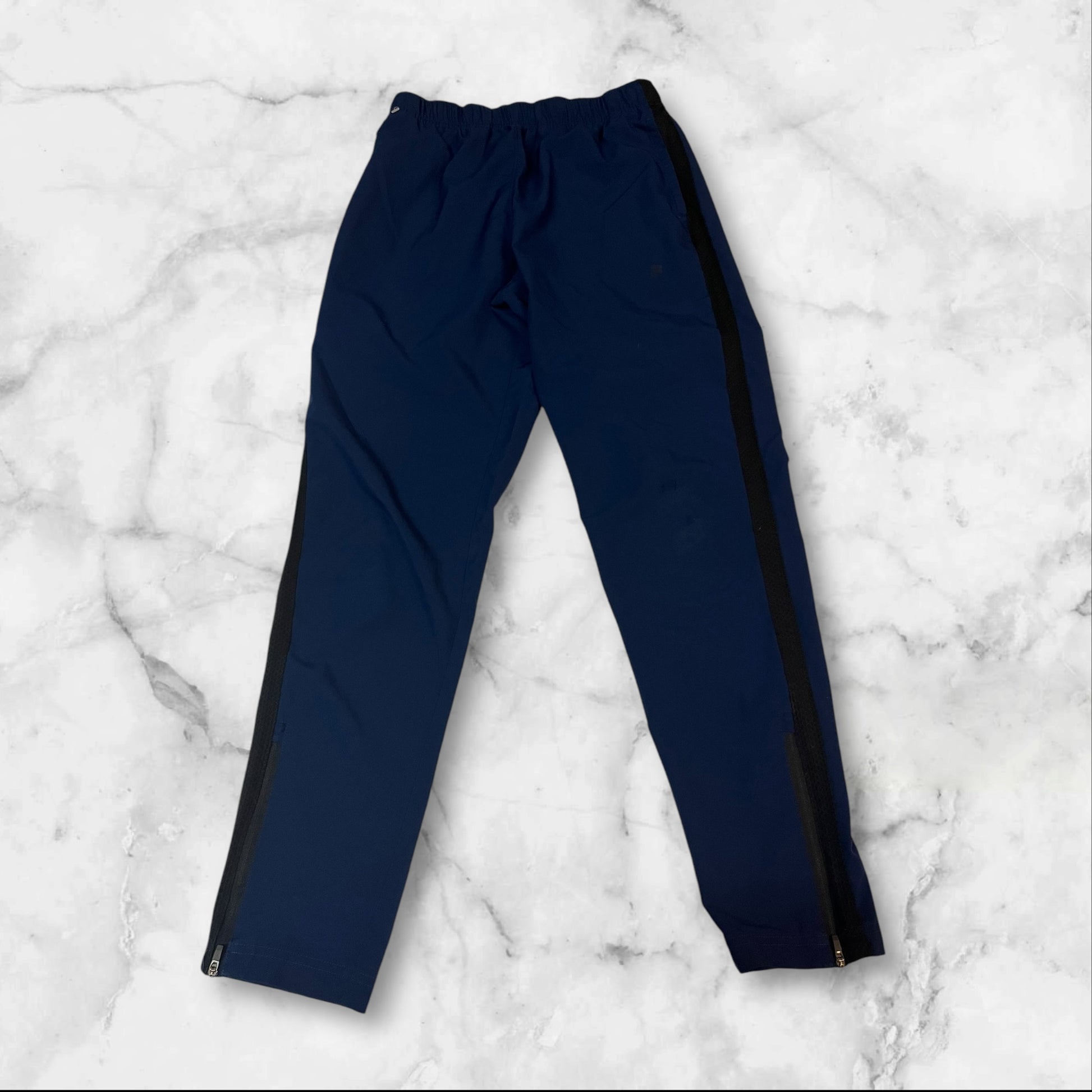 Entdecke unsere Vintage Track Pants von Nike und anderen Marken, erhältlich bei Valuxery.de - Dein Shop für trendige Vintage - Kleidung. Unsere Track Pants sind aus hochwertigen Materialien und