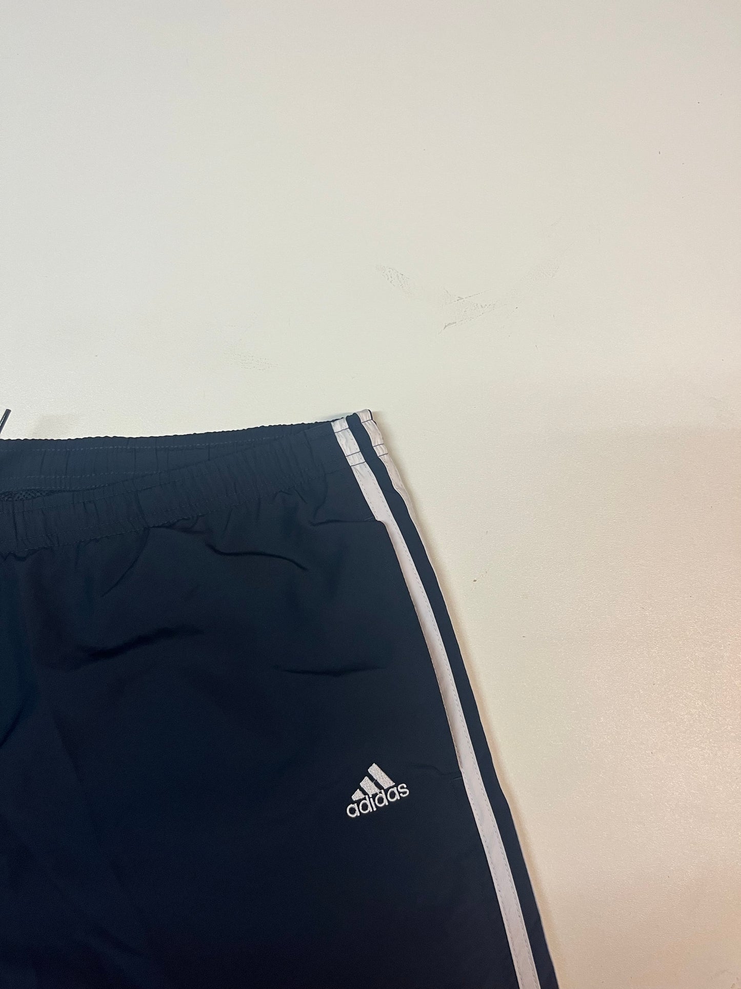 Entdecke unsere Vintage Track Pants von Nike und anderen Marken, erhältlich bei Valuxery.de - Dein Shop für trendige Vintage - Kleidung. Unsere Track Pants sind aus hochwertigen Materialien und