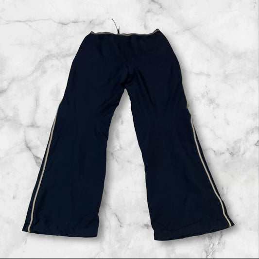 Entdecke unsere Vintage Track Pants von Nike und anderen Marken, erhältlich bei Valuxery.de - Dein Shop für trendige Vintage - Kleidung. Unsere Track Pants sind aus hochwertigen Materialien und