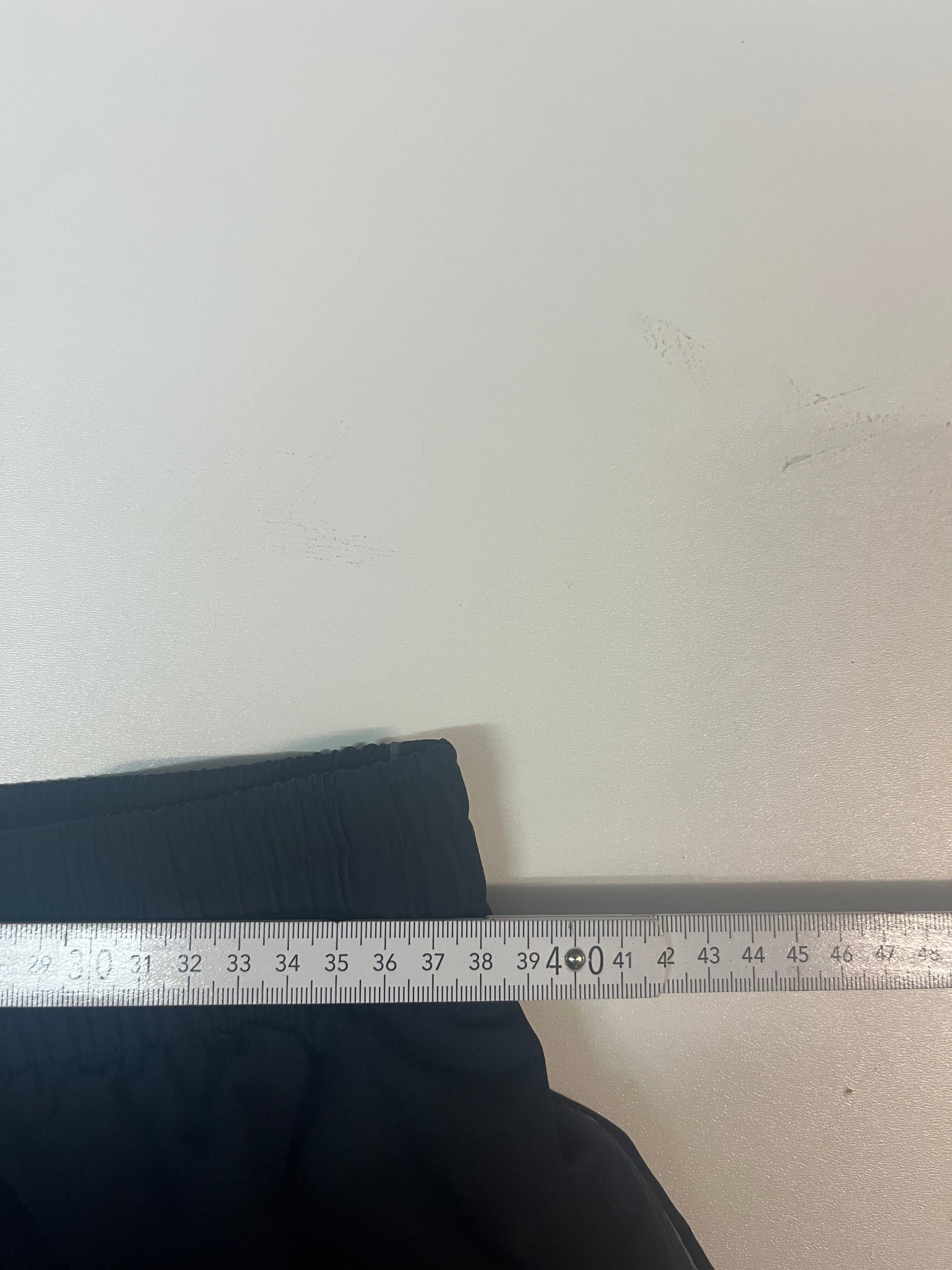 Entdecke unsere Vintage Track Pants von Nike und anderen Marken, erhältlich bei Valuxery.de - Dein Shop für trendige Vintage - Kleidung. Unsere Track Pants sind aus hochwertigen Materialien und