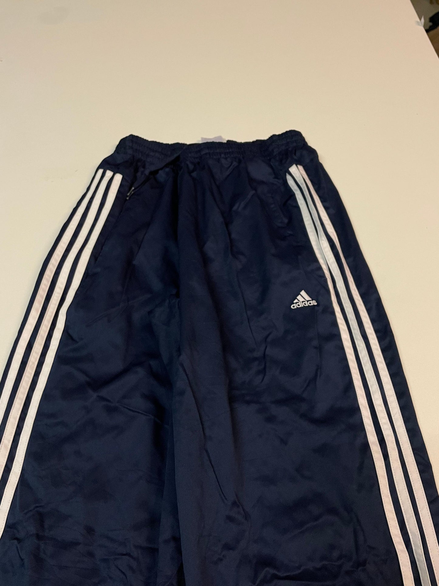 Entdecke unsere Vintage Track Pants von Nike und anderen Marken, erhältlich bei Valuxery.de - Dein Shop für trendige Vintage - Kleidung. Unsere Track Pants sind aus hochwertigen Materialien und