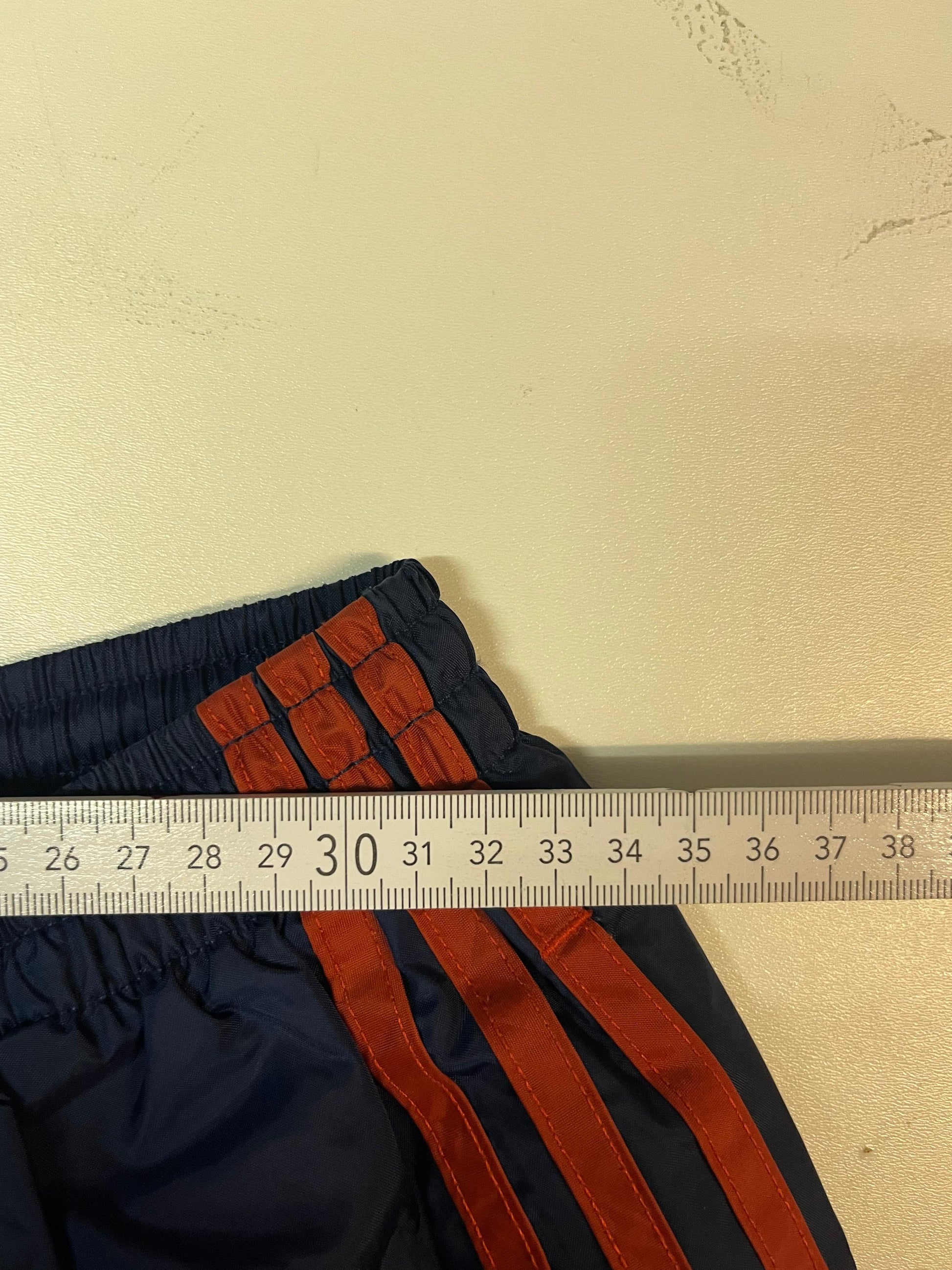 Entdecke unsere Vintage Track Pants von Nike und anderen Marken, erhältlich bei Valuxery.de - Dein Shop für trendige Vintage - Kleidung. Unsere Track Pants sind aus hochwertigen Materialien und