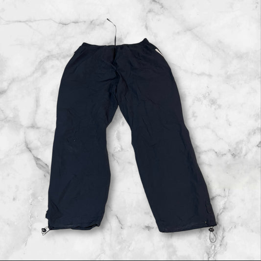 Entdecke unsere Vintage Track Pants von Nike und anderen Marken, erhältlich bei Valuxery.de - Dein Shop für trendige Vintage - Kleidung. Unsere Track Pants sind aus hochwertigen Materialien und
