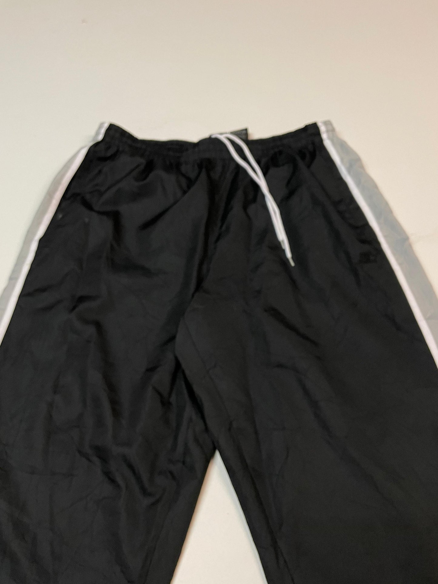 Entdecke unsere Vintage Track Pants von Nike und anderen Marken, erhältlich bei Valuxery.de - Dein Shop für trendige Vintage - Kleidung. Unsere Track Pants sind aus hochwertigen Materialien und