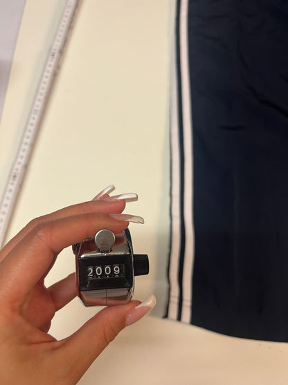 Entdecke unsere Vintage Track Pants von Nike und anderen Marken, erhältlich bei Valuxery.de - Dein Shop für trendige Vintage - Kleidung. Unsere Track Pants sind aus hochwertigen Materialien und