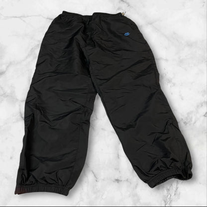 Entdecke unsere Vintage Track Pants von Nike und anderen Marken, erhältlich bei Valuxery.de - Dein Shop für trendige Vintage - Kleidung. Unsere Track Pants sind aus hochwertigen Materialien und