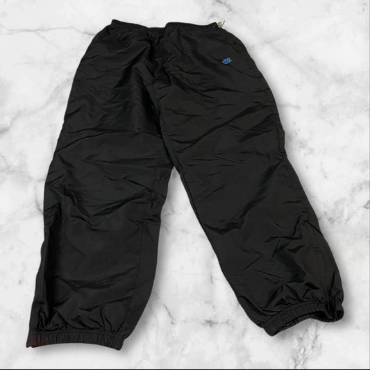Entdecke unsere Vintage Track Pants von Nike und anderen Marken, erhältlich bei Valuxery.de - Dein Shop für trendige Vintage - Kleidung. Unsere Track Pants sind aus hochwertigen Materialien und
