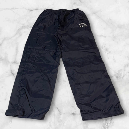 Entdecke unsere Vintage Track Pants von Nike und anderen Marken, erhältlich bei Valuxery.de - Dein Shop für trendige Vintage - Kleidung. Unsere Track Pants sind aus hochwertigen Materialien und