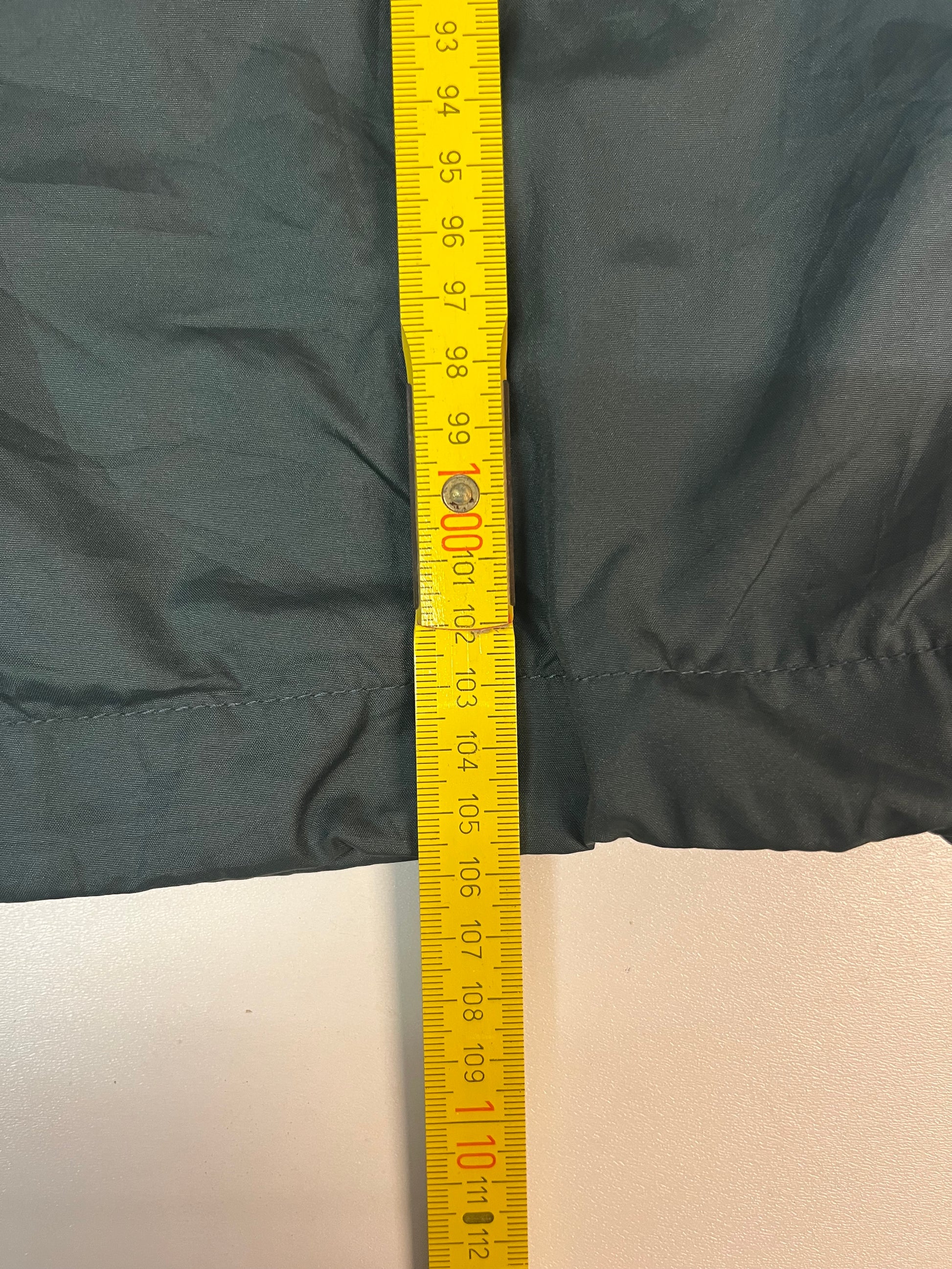 Entdecke unsere Vintage Track Pants von Nike und anderen Marken, erhältlich bei Valuxery.de - Dein Shop für trendige Vintage - Kleidung. Unsere Track Pants sind aus hochwertigen Materialien und